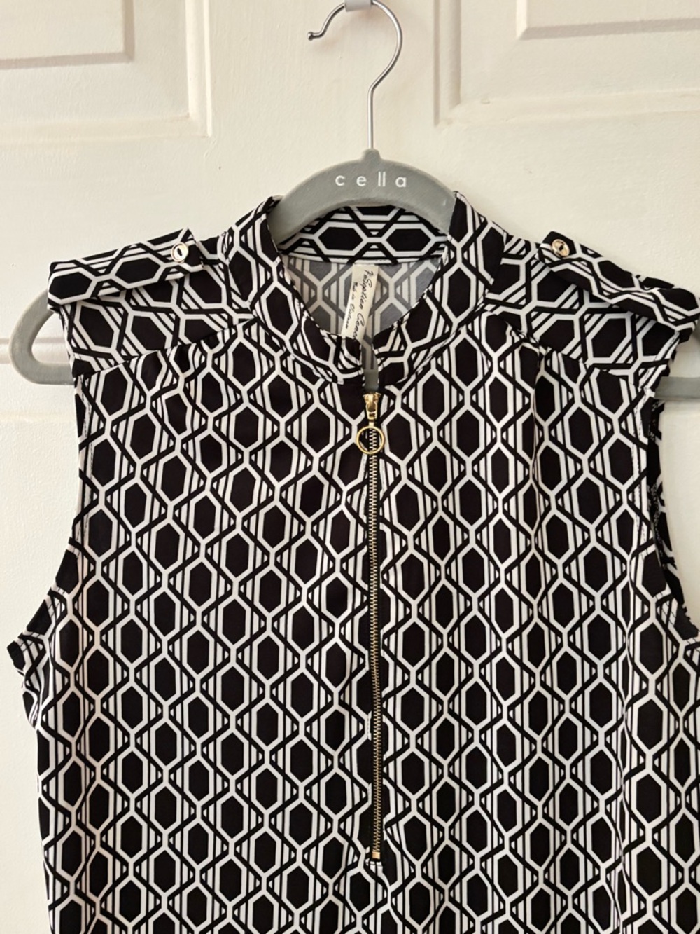 PerSeption Concept Black & White Geometric Zip-Front Sleeveless Top